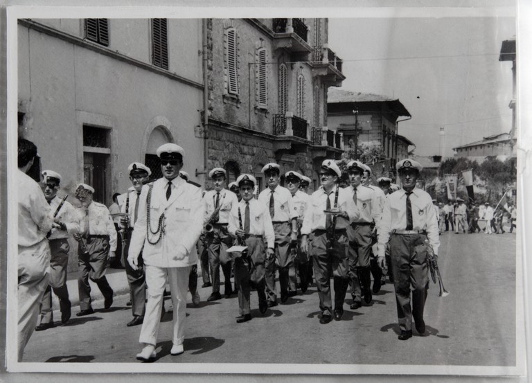 Poggibonsi, 18-19 luglio 1964, XX° anniversario della liberazione e conferimento ad Alcide Cervi della cittadinanza onoraria. Banda musicale municipale sfila al corteo lungo le vie della città